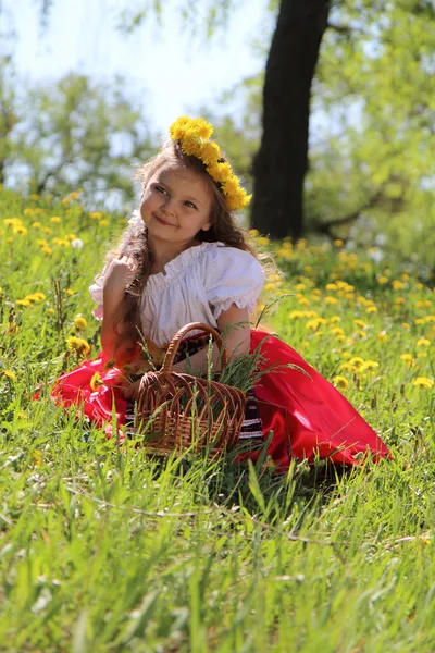 Kleines Mädchen auf Gras. — Stockfoto