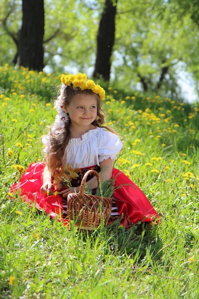 Kleines Mädchen auf Gras. — Stockfoto