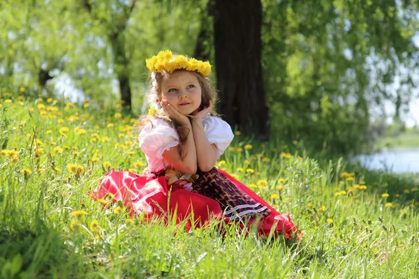 Kleines Mädchen auf Gras. — Stockfoto