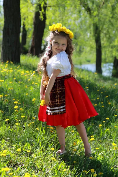 Klein meisje op gras. — Stockfoto