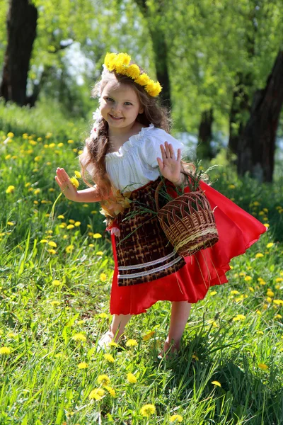 Маленькая девочка на траве . — стоковое фото