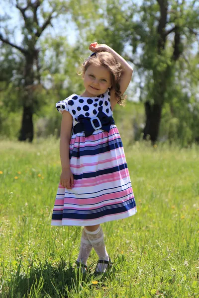 Маленька дівчинка на траві . — стокове фото