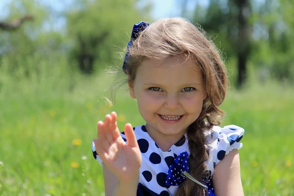 Liten flicka på naturen. — Stockfoto