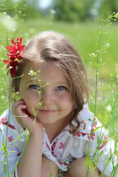 Kleines Mädchen in der Natur. — Stockfoto