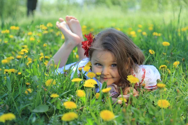 Маленькая девочка на природе . — стоковое фото