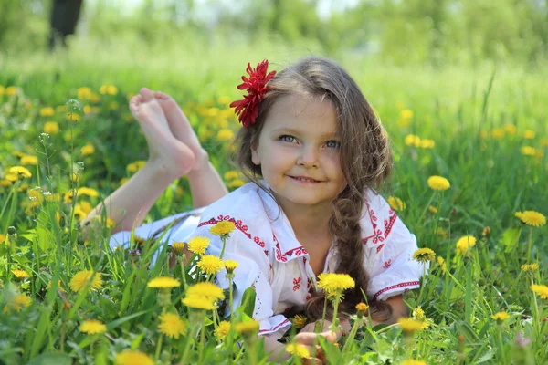 Klein meisje op gras. — Stockfoto