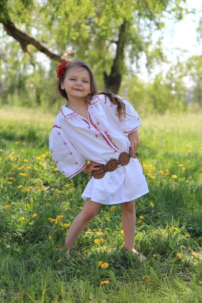 Liten flicka i den ukrainska folkdräkt. — Stockfoto