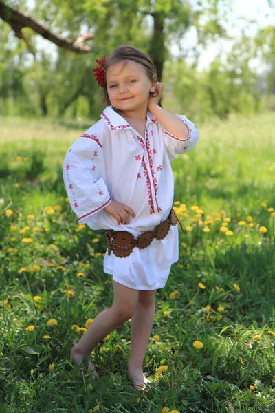 Petite fille dans le costume national ukrainien — Photo