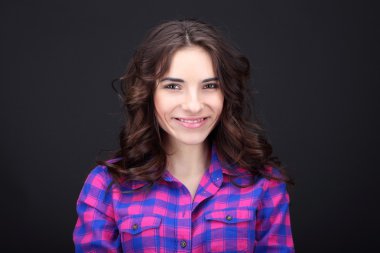 Gülümseyen bir kızın portresi