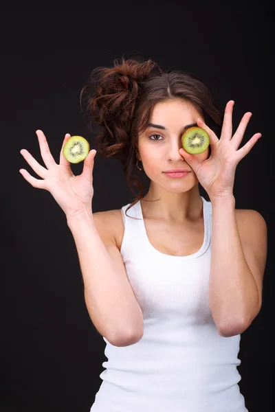 Junge Frau mit Kiwi — Stockfoto