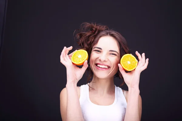 柑橘類を持つ若い女. ロイヤリティフリーのストック画像