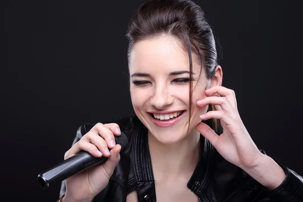 Chica atractiva con auriculares . — Foto de Stock