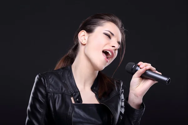 kulaklıklar ile çekici kız.