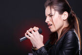 mladá žena s mikrofonem