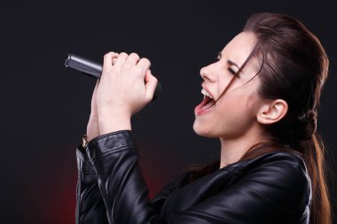 mikrofon ile genç kadın
