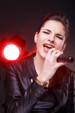 genç kadın whitth mikrofon