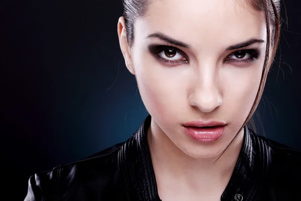 siyah deri ceketli bir kadın portresi