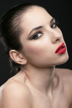 Beyaz bir kadının portresi.