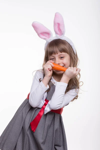 Menina engraçada com orelhas de coelho — Fotografia de Stock