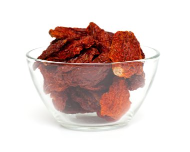 bir cam kabın içinde kurutulmuş domates