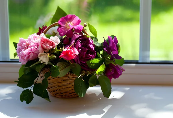 renkli gül pencere eşiğinde bir sepeti
