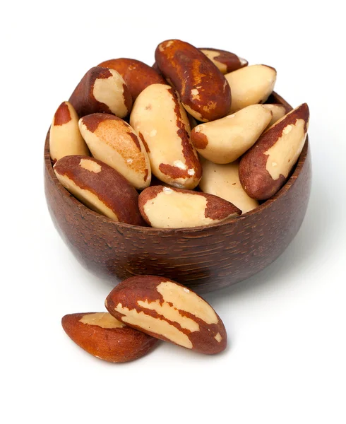 Бразильские орехи в деревянной чаше — стоковое фото