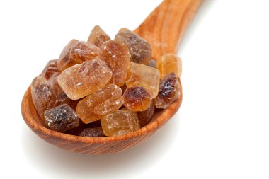 beyaz zemin üzerinde kahverengi karamelize şeker