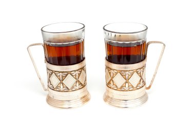 Beyaz adam izole cam tutucu siyah çay bardak