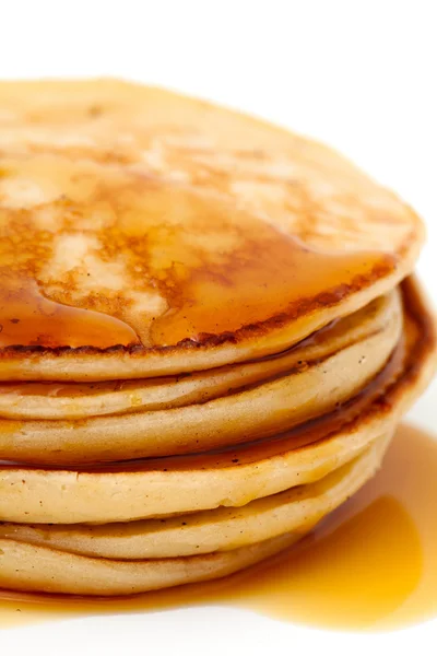 Pila de panqueques aislados en blanco — Foto de Stock