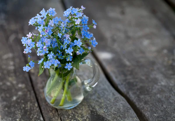 Olvidar-me-no flores en la superficie de madera —  Fotos de Stock
