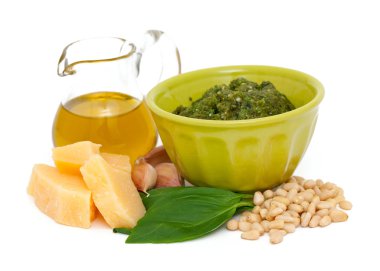 Beyaz arka plan üzerinde izole pesto malzemeler