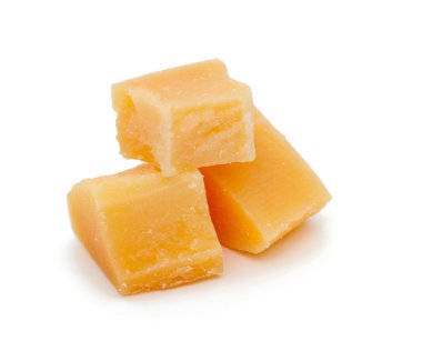 Beyaz arkaplanda yalıtılmış parmesan peyniri