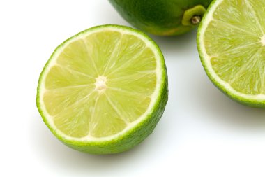 beyaz arkaplanda izole kireç