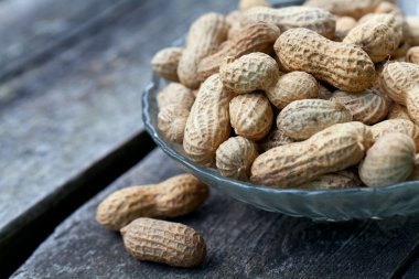 Tahta masadaki fıstıklar