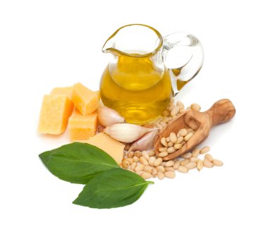 Beyaz arka plan üzerinde izole pesto malzemeler