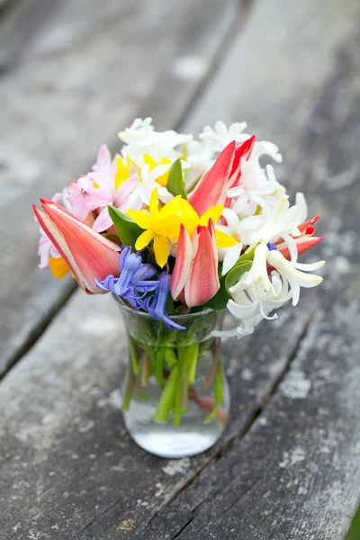 Flores de primavera sobre mesa de madera —  Fotos de Stock