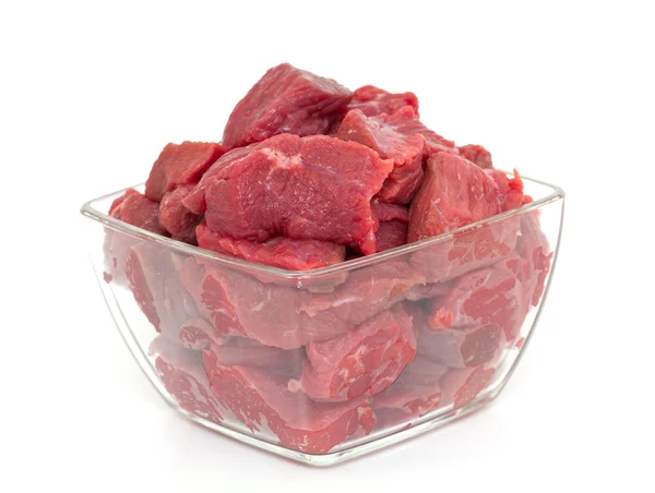 Kousky čerstvého hovězího masa ve skleněné míse — Stock fotografie