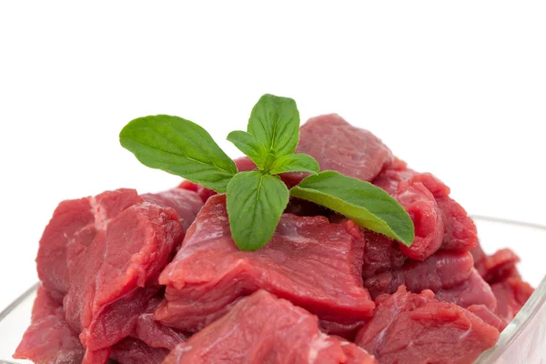 Kousky čerstvého hovězího masa ve skleněné míse — Stock fotografie