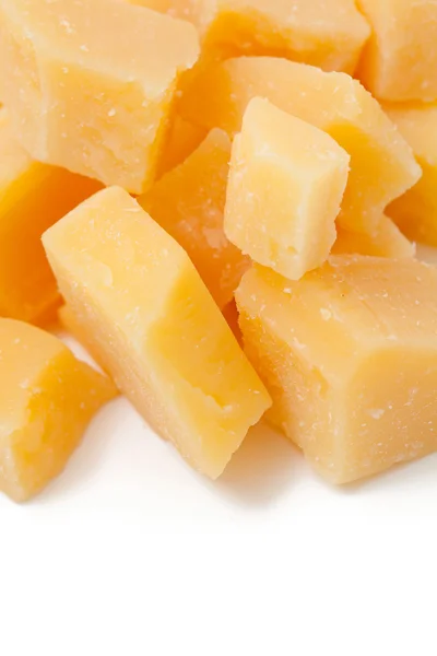 Сыр пармезан изолирован на белом фоне — стоковое фото