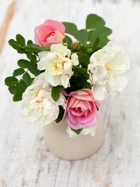 Rosas sobre fondo de madera — Foto de Stock