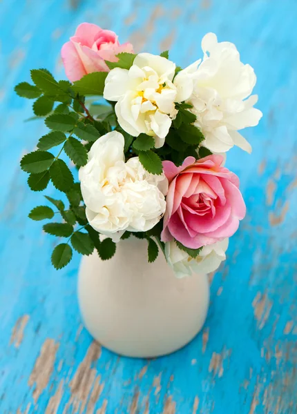 Roses on blue wooden background — Stock Photo, Image