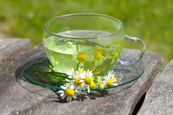 Té de manzanilla sobre fondo de madera — Foto de Stock