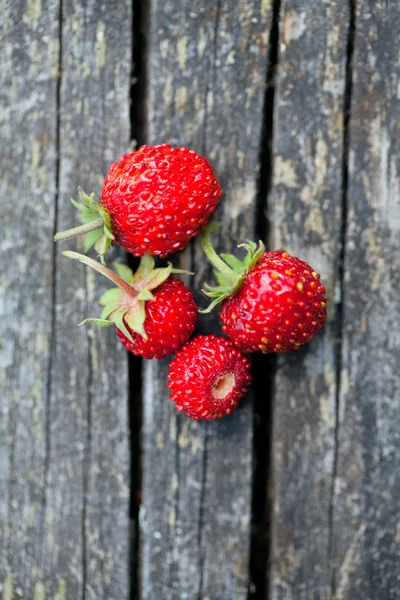 Wild strawberries on wooden table — Stock Photo, Image