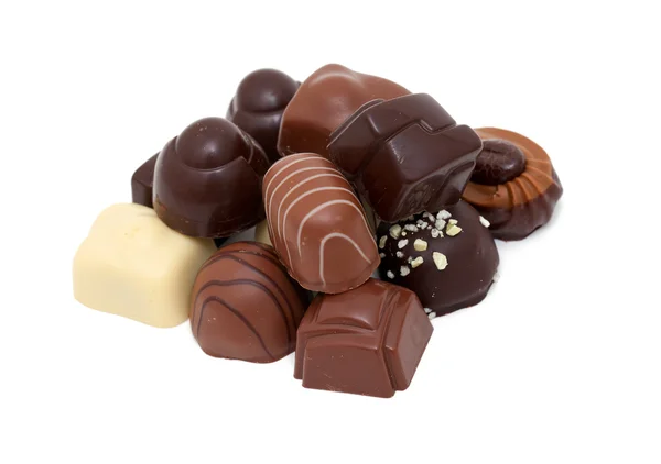 Schokoladenbonbons über Weiß — Stockfoto