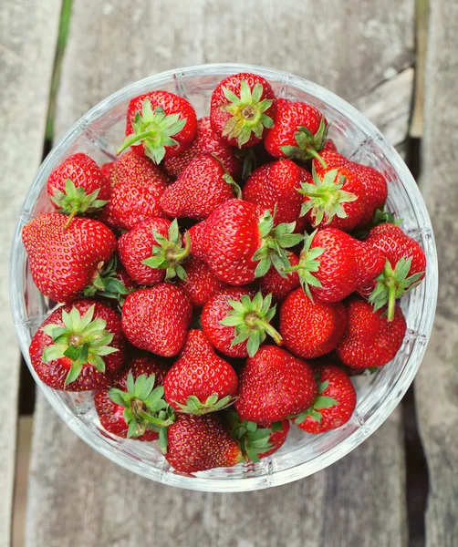 Fresas en un hermoso plato de cristal — Foto de Stock