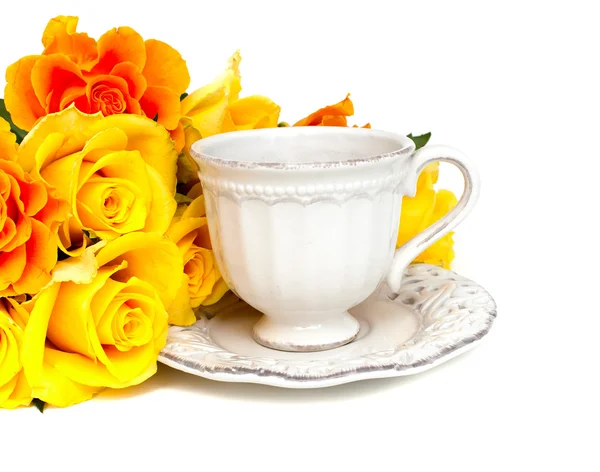 Rosa naranja y taza de té blanco aislados sobre fondo blanco — Foto de Stock