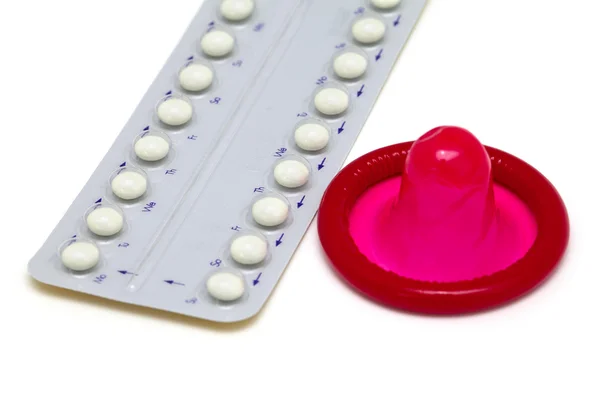 Birth control pills and condoms — Stock Photo, Image