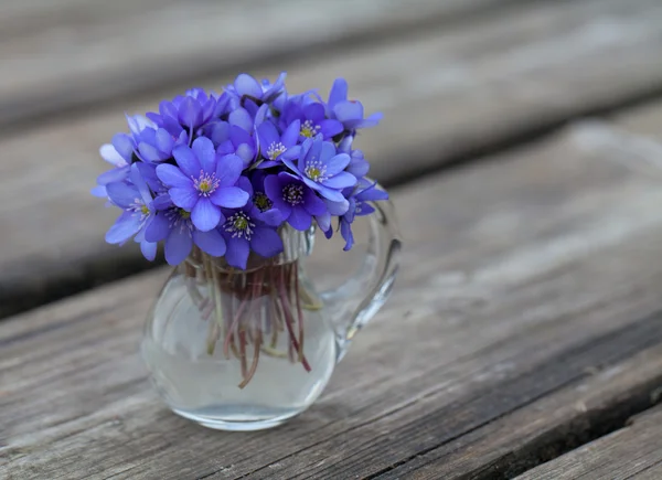 Flores de lombriz sobre mesa de madera —  Fotos de Stock