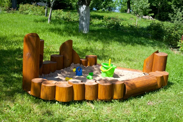 Barn sand låda i trädgården — Stockfoto