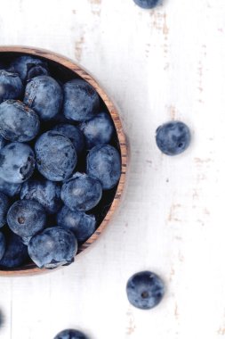 yaban mersini ile dolu kase